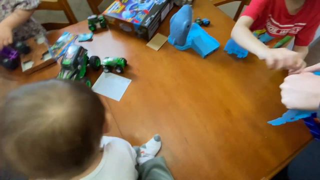 Who will get CHOMPED?! Monster Truck Monday Monster Jam Mini Race & Chomp Playset | Kaizen Kids смотреть онлайн