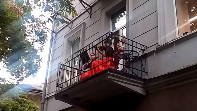 Крутые уличные музыканты - танго на балконе. смотреть онлайн