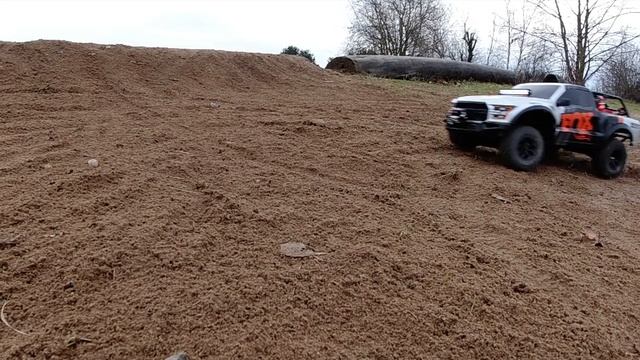 TRAXXAS Slash 2WD Ford F-150 RAPTOR Fox Edition // In Slow Motion #traxxas #ridefox #fordraptor