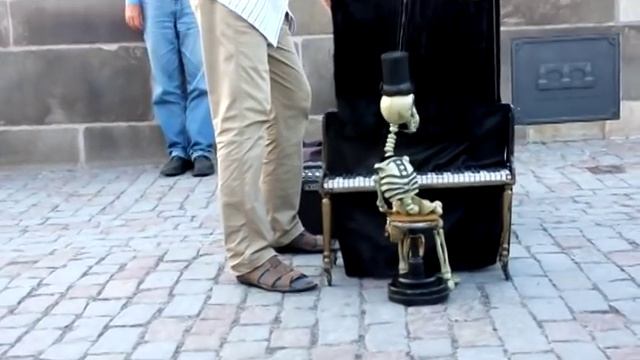 Mr Skeleton & The Skeleton Sisters