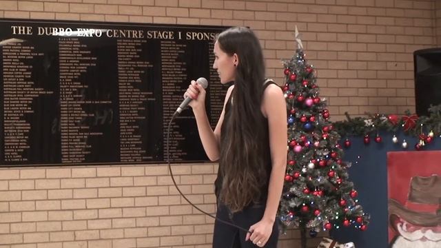 Beautiful Filipina Singing for first time with Mic смотреть онлайн