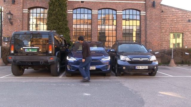 Tesla Model X blocked by Hummer and Honda смотреть онлайн