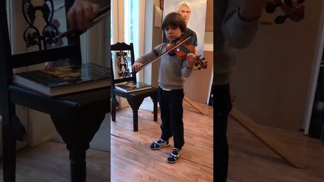 Violin - 6y old boy playing D minor scale 2 octaves.Гамма Ре минор 2 октавы на скрипке смотреть онлайн
