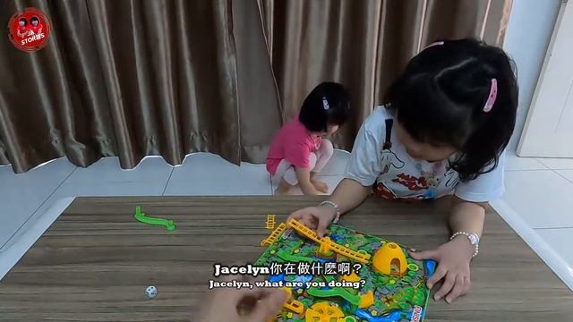 【JA Stories】挑戰3D立體蛇梯棋桌面游戲 順便學數骰子上的數字和遵守游戲规则 ~3D Snakes and Ladders Board Game~ смотреть онлайн