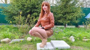 Красивая молодая женщина в коричневом стиле на высоких каблуках и в нейлоновых телесных колготках