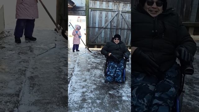 Электроколяска, двор после ледяного дождя смотреть онлайн