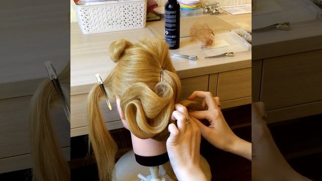 Вечерняя прическа с валиком и сеточками / Amazing hair updo / Waves /Hair Tutorial смотреть онлайн