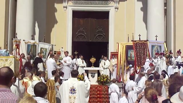 Procession of Catholics in Saint Petersburg 020613 смотреть онлайн