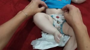 Как надеть ПОДГУЗНИК ребенку. Как надеть памперс правильно. Как одеть подгузник