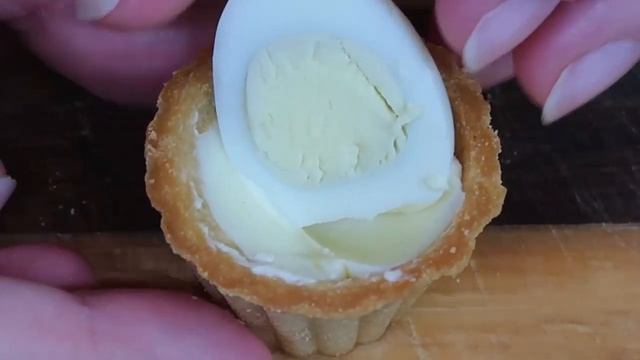 Тарталетки с красной икрой и перепелиным яйцом. Изумительная закуска на новогодний стол! смотреть онлайн