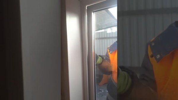 Как открыть пластиковую дверь когда сломался механизм замка.