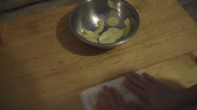 Как сделать чипсы в микроволновке/ How to make chips in the microwave смотреть онлайн