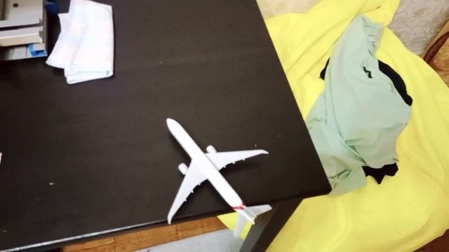 обзор  готовый металлической модели пассажирского самолёта Boeing 777-300ER авиакомпания Emirates