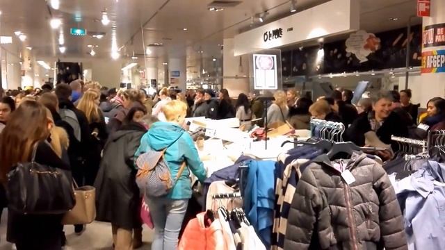 Dutch Department Store Vroom en Dreesmann starts liquidation after bankruptcy declaration смотреть онлайн