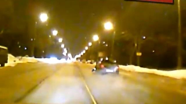 СУД НАД ПРОКАТИВШИМ ПОЛИЦЕЙСКОГО НА КАПОТЕ смотреть онлайн