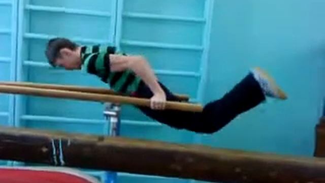 Первая попытка горизонта на брусьях. смотреть онлайн