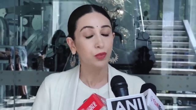 Karishma Kapoor Crying and Appeals for Prayers for Kareena Kapoor Critical Health Condition смотреть онлайн