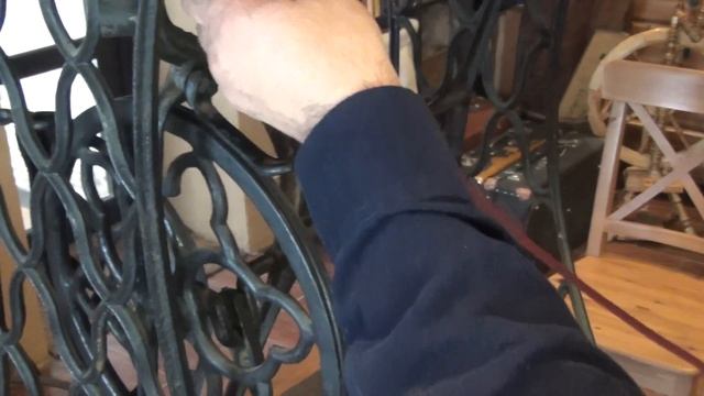 Как надеть и снять шнур (ремень) привода на колесо ножной старинной швейной машинки Зингер смотреть онлайн