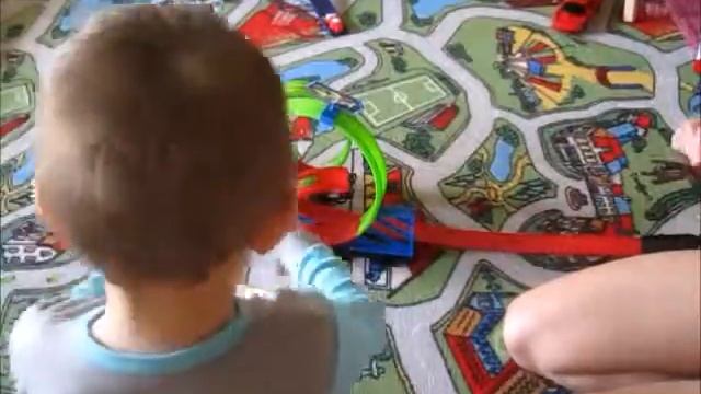 Собираем трек- скорость через петлю TRANSFORMERS. TRACK RACING. SPEED POWERFUL. смотреть онлайн