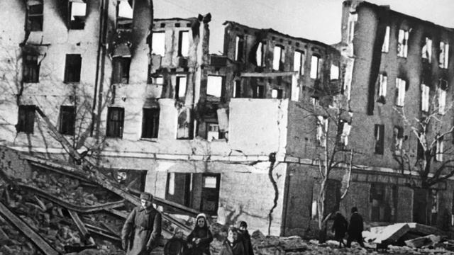 "Три девочки" Повесть Е. Верейской, глава 10 Наташа пишет письмо ночью и затем сжигает его смотреть онлайн