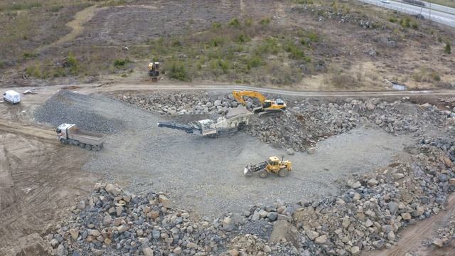Hyundai 380 Lc Excavator Volvo 180 Wheel loader work смотреть онлайн