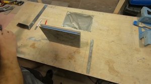 Интересный монтаж полки из плитки в душевой зоне.