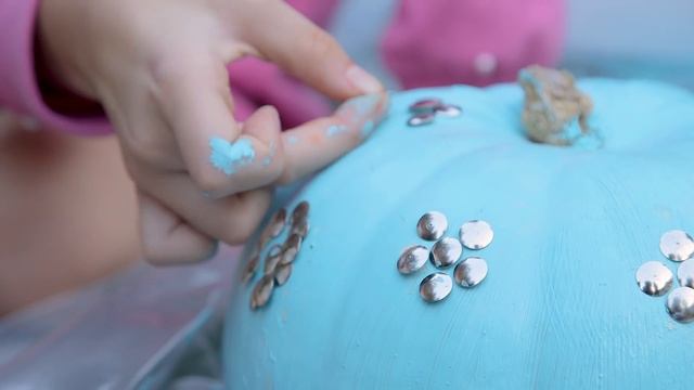 PLAY | 3 No-Carve Pumpkin Decorating Hacks смотреть онлайн