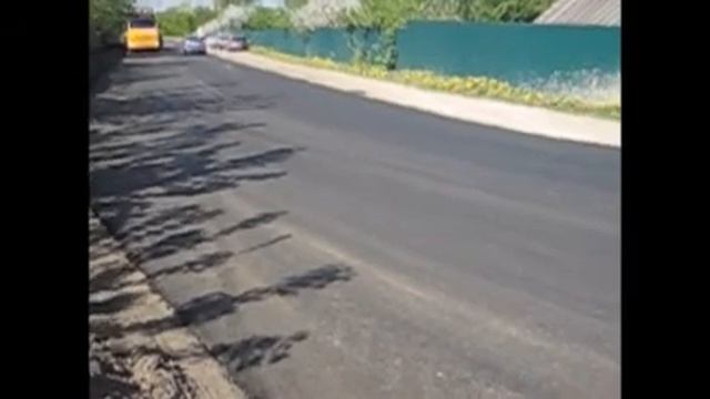 Новый асфальт положили спустя несколько дней после ямочного ремонта в Дивееве Нижегородской области смотреть онлайн