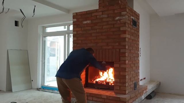 Каминная топка в кирпичной теплонакопительной облицовке - открываем дверцу вверх - видео №10 смотреть онлайн