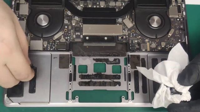 Замена АКБ (аккумулятора) MacBook Pro (A1706) смотреть онлайн