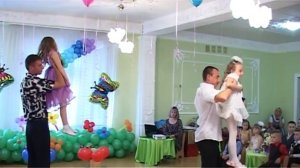 Красивый танец на выпускном в детском саду