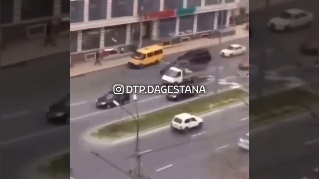 Погоня полицейских и водителя на Toyota без номеров. полицейские попали в дтп но все равно поймали смотреть онлайн