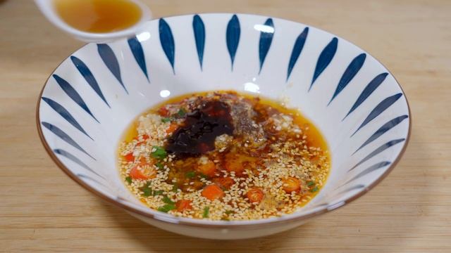 豆腐这样拌一拌最好吃，煎好的豆腐，加秘制料汁拌一拌，香辣开胃又解腻。夜市脆皮豆腐特色做法，香辣开胃。脆皮豆腐千万不要拍粉，也不要用油炸，特色香辣汁的做法是关键，大蒜葱花辣椒粉浇热油，生抽蚝油五香粉 смотреть онлайн