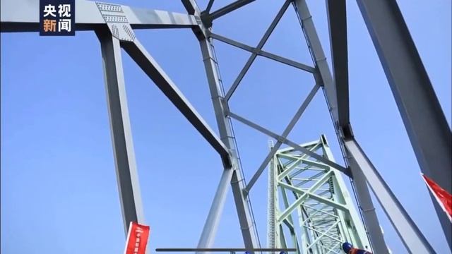 Строители соединили рельсовое полотно на мосту Тунцзян Нижнеленинское смотреть онлайн