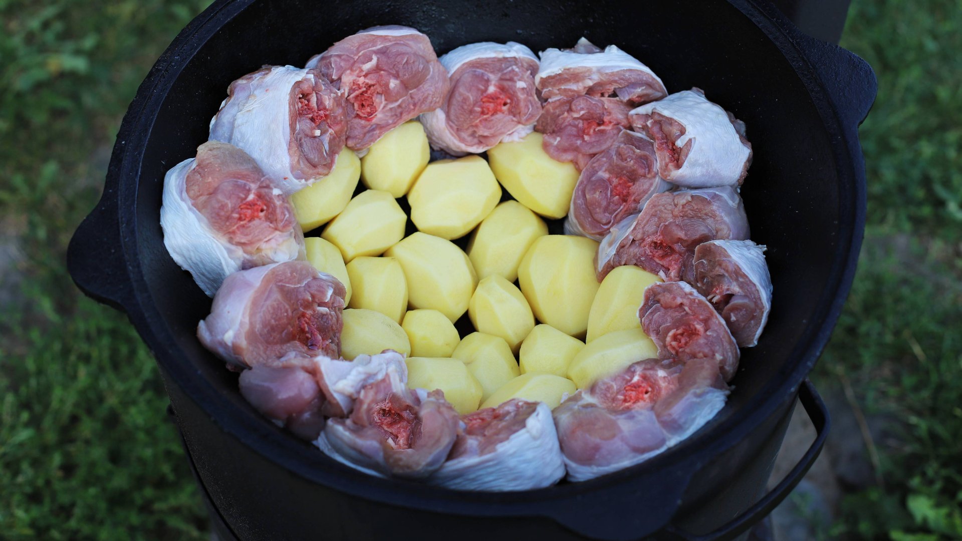 Блюдо №1 с мясом в казане на костре. Сможет приготовить каждый. смотреть онлайн