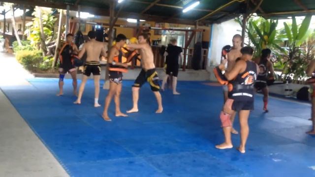 Первая тренировка в Тайланде TIGER muay-thai смотреть онлайн