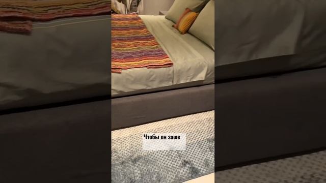 Не бойтесь использовать такие ковры в спальне #дизайнинтерьерамосква #дизайнермосква #интерьер смотреть онлайн