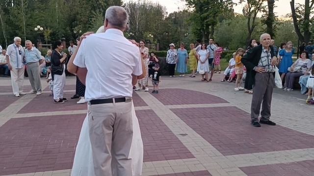 Белгород, танцы в кругу друзей, парк победы. смотреть онлайн