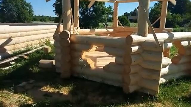 рубленный стол и скамейки