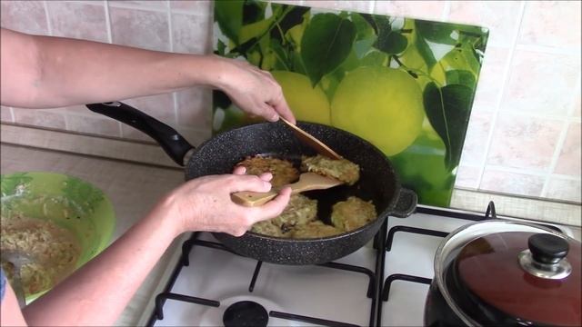 Капустные оладушки нежные и очень вкусные.Все смешал и готовь! смотреть онлайн