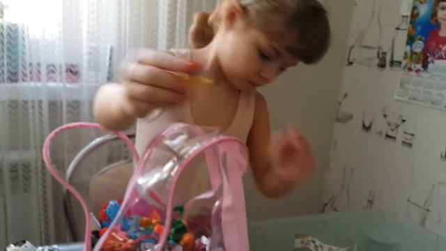 Как много киндеров хороших.. Девочка играет своей коллекцией игрушек из яиц.the Girl's collection смотреть онлайн