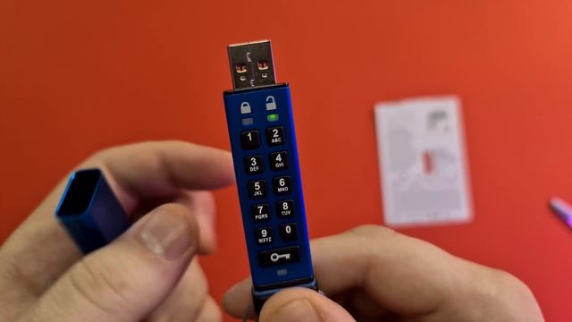 Флашка, която защитава данните ни | Ревю на Kingston Data Traveler 2000 смотреть онлайн