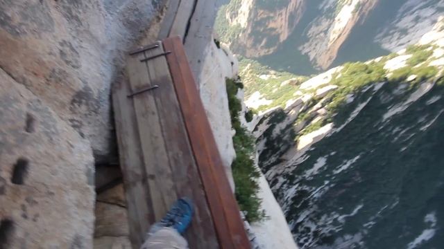 Тропа над пропастью в горах Хуашань (China. Mount Hua) смотреть онлайн