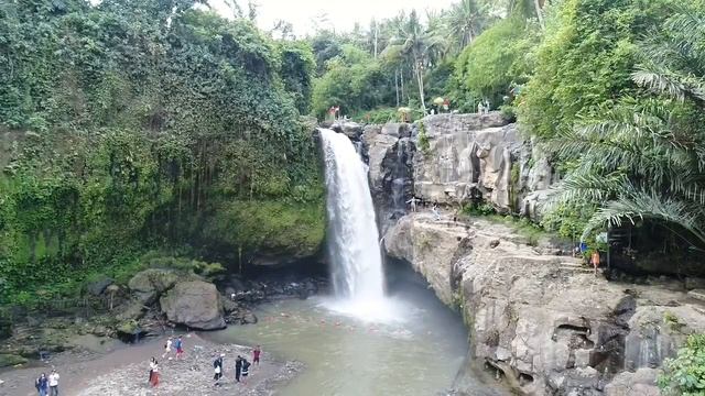 Остров Бали , водопад TEGENUNGAN. Bali Island, TEGENUNGAN Falls. смотреть онлайн