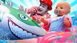 Кукла Беби Бон и Акула в Бассейне! - Весёлые игры с Baby Born. Смешные видео игрушки для ванной