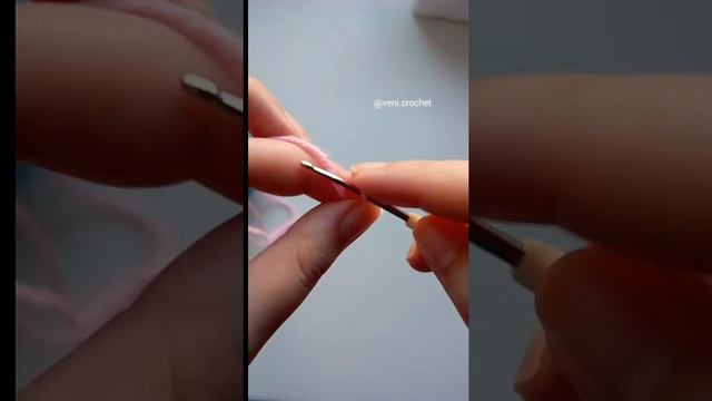 ВЯЗАНИЕ КРЮЧКОМ для начинающих. Первая воздушная петля. Самый простой способ. смотреть онлайн