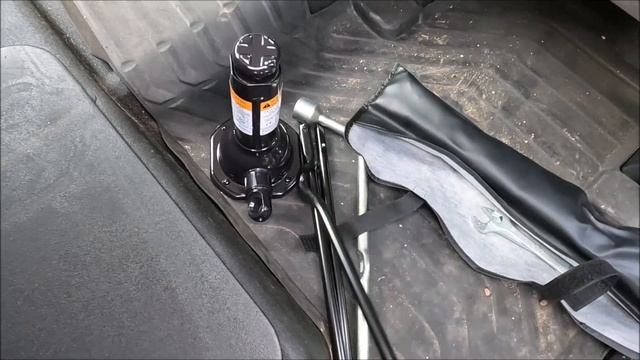 Toyota Hilux Tool Kit, Jack & Jacking Point Locations смотреть онлайн