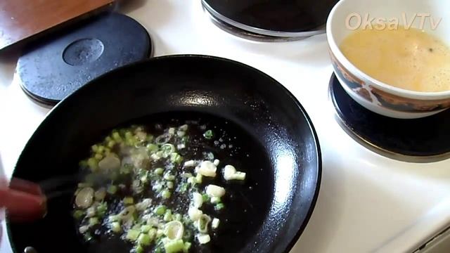 Омлет с сосисками и зеленым луком. scrambled eggs with sausage and green onions смотреть онлайн