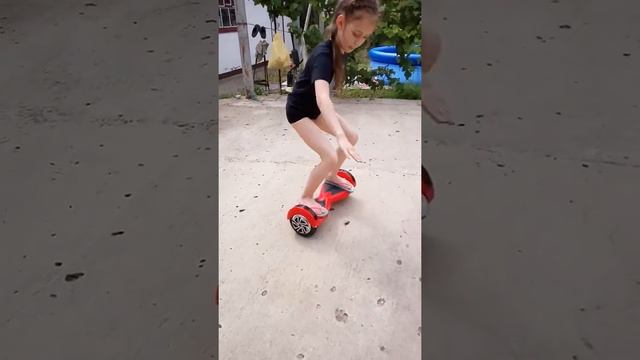 Я и моя сестричка в России катаемся на гиро скутере