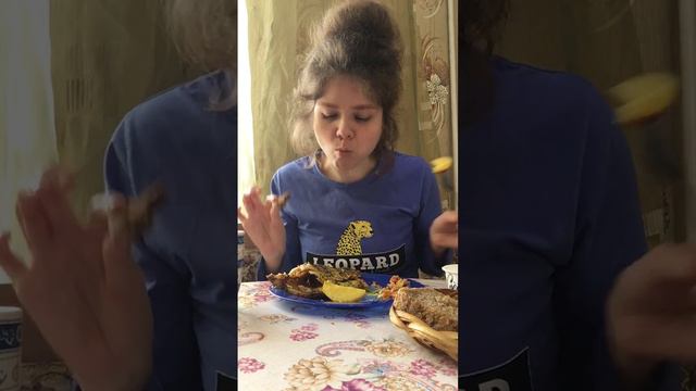 Мукбанг-салат "Обжорка,картофель,рыба/Брак по залёту/ Рассказываю,как к стоматологу ходила🦷 смотреть онлайн